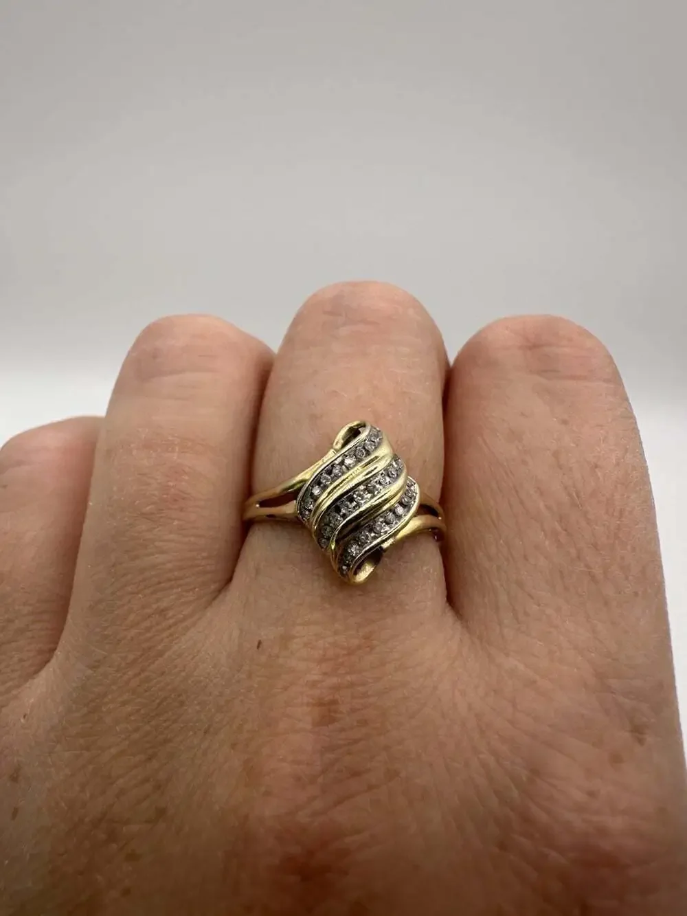 10k Yellow Gold Ladies Ring with Diamonds Size 7.5